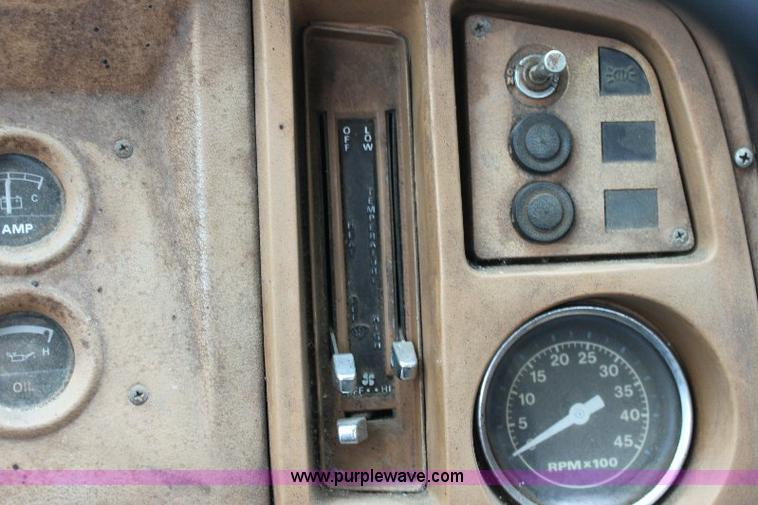 image for item 6839 1981 Ford LN8000 oil distributor truck