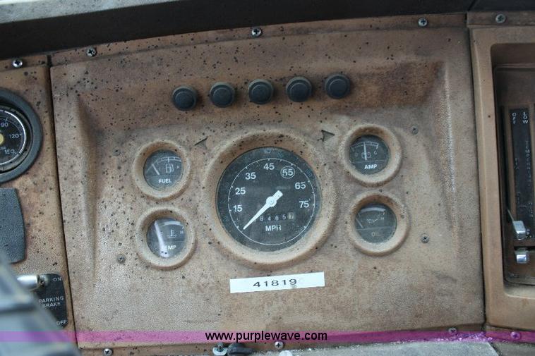 image for item 6839 1981 Ford LN8000 oil distributor truck