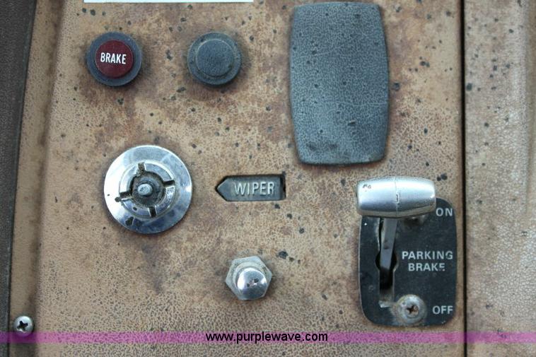 image for item 6839 1981 Ford LN8000 oil distributor truck