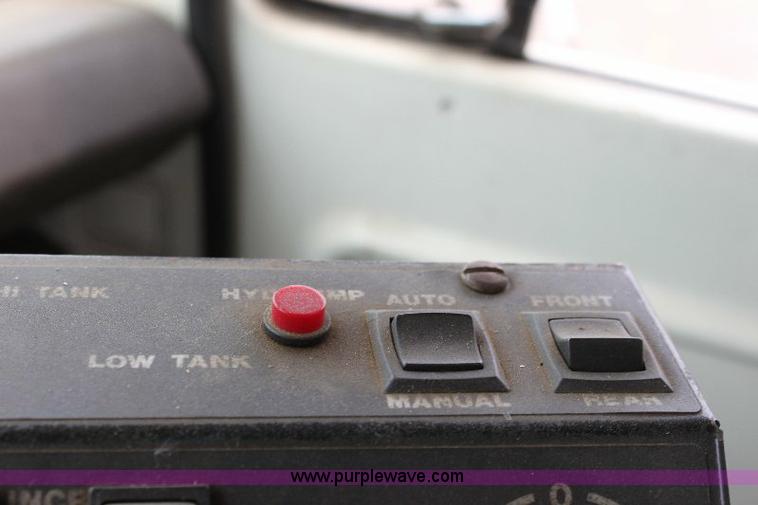 image for item 6839 1981 Ford LN8000 oil distributor truck