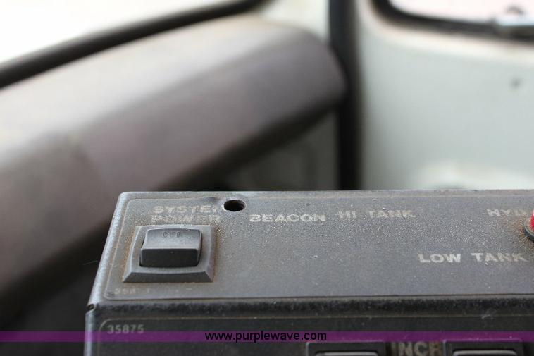 image for item 6839 1981 Ford LN8000 oil distributor truck