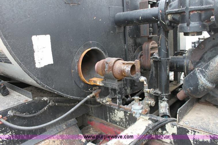 image for item 6839 1981 Ford LN8000 oil distributor truck