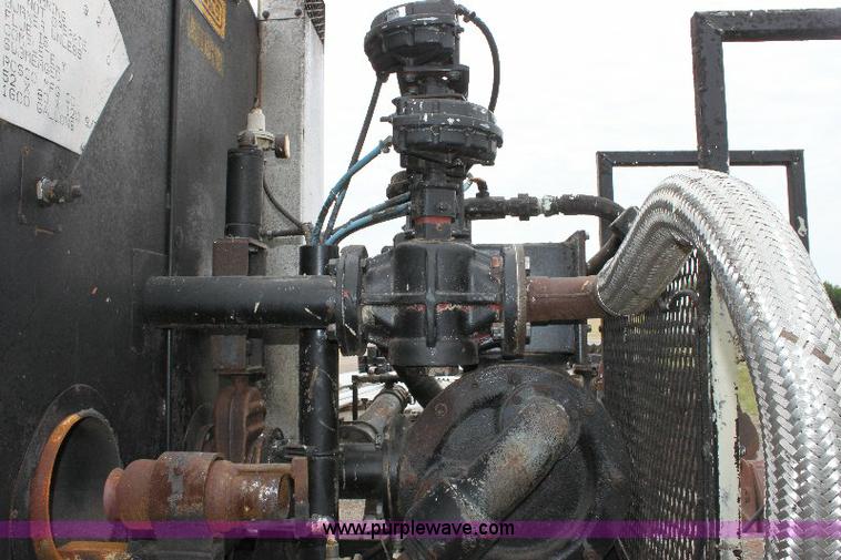 image for item 6839 1981 Ford LN8000 oil distributor truck