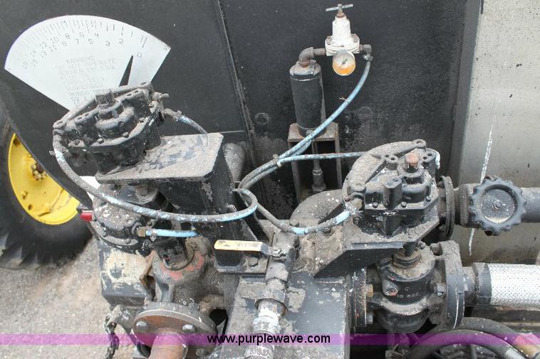 image for item 6839 1981 Ford LN8000 oil distributor truck