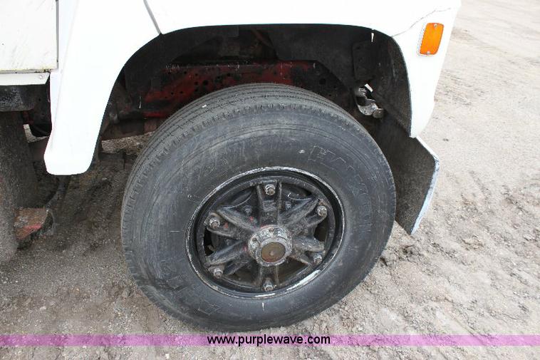 image for item 6839 1981 Ford LN8000 oil distributor truck