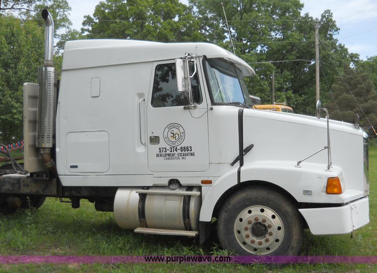 image for item 7872 1995 White GMC Aero WIA semi truck with triple axle trailer