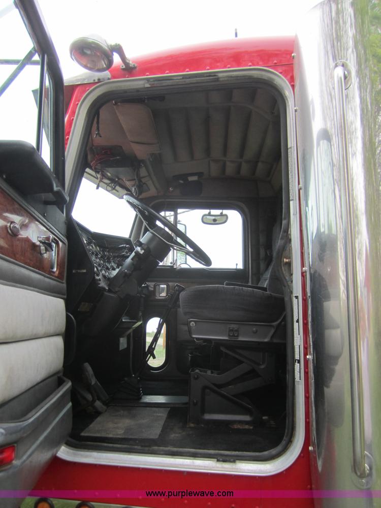 image for item 3092 1994 Peterbilt 379 semi truck