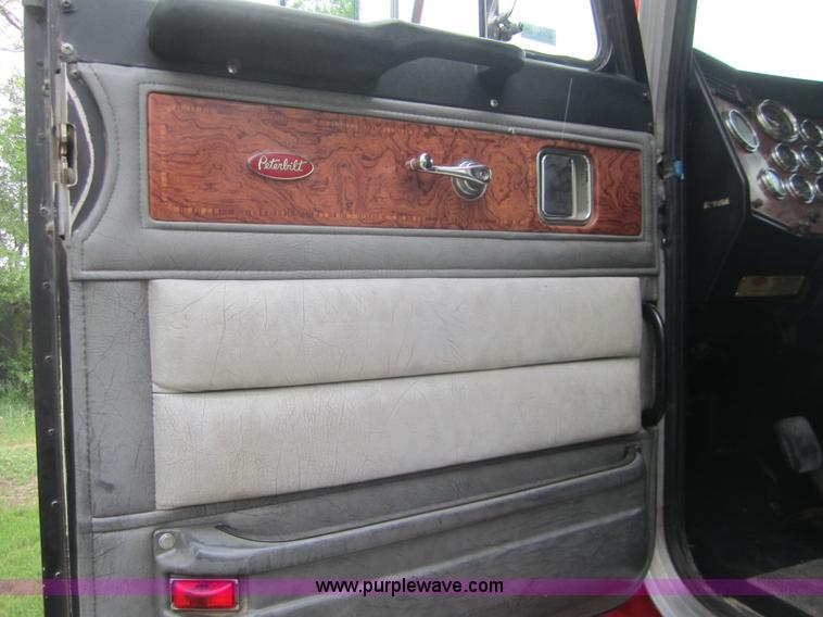 image for item 3092 1994 Peterbilt 379 semi truck