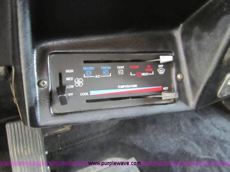 image for item 3092 1994 Peterbilt 379 semi truck