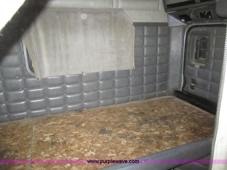 image for item 3092 1994 Peterbilt 379 semi truck