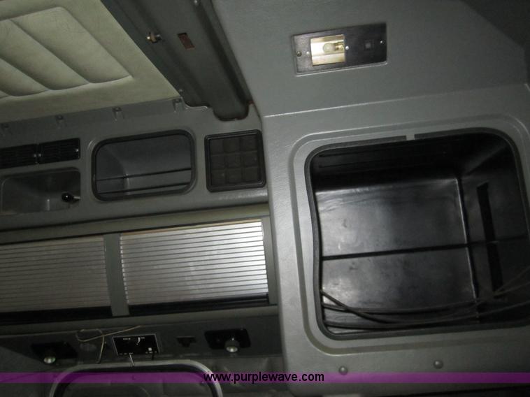 image for item 3092 1994 Peterbilt 379 semi truck