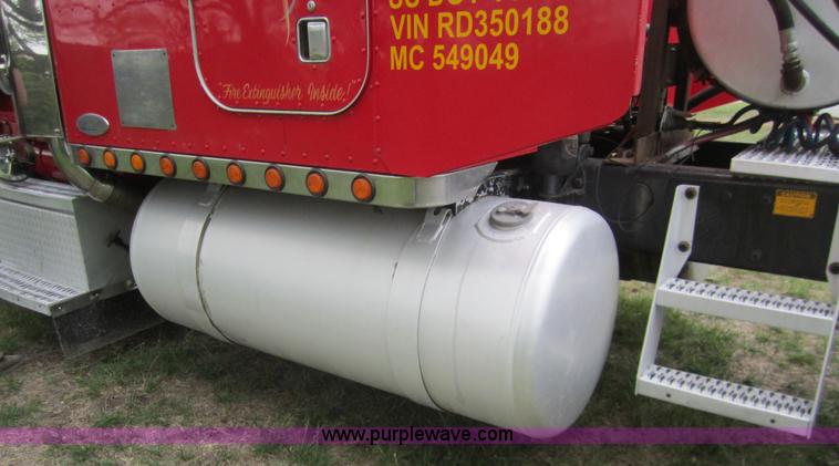 image for item 3092 1994 Peterbilt 379 semi truck