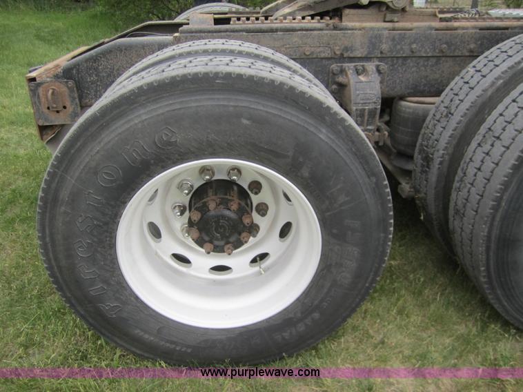 image for item 3092 1994 Peterbilt 379 semi truck