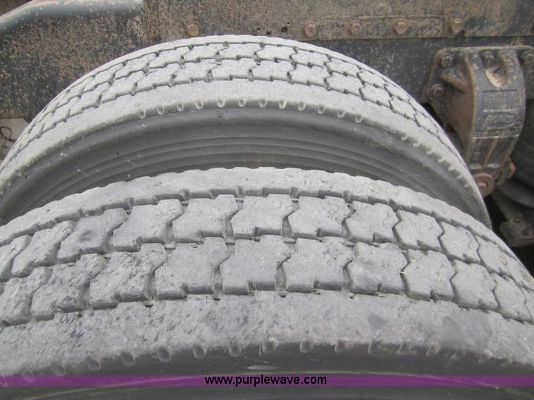 image for item 3092 1994 Peterbilt 379 semi truck