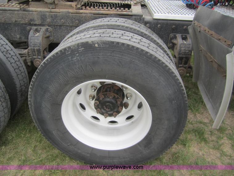 image for item 3092 1994 Peterbilt 379 semi truck