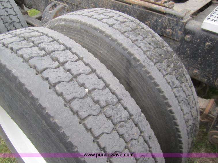 image for item 3092 1994 Peterbilt 379 semi truck