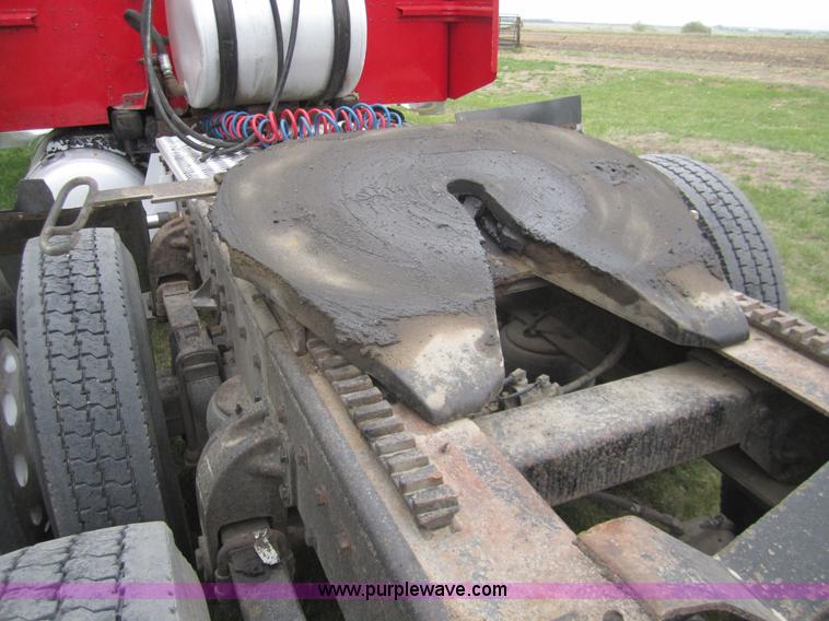 image for item 3092 1994 Peterbilt 379 semi truck