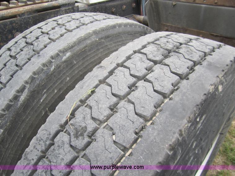 image for item 3092 1994 Peterbilt 379 semi truck