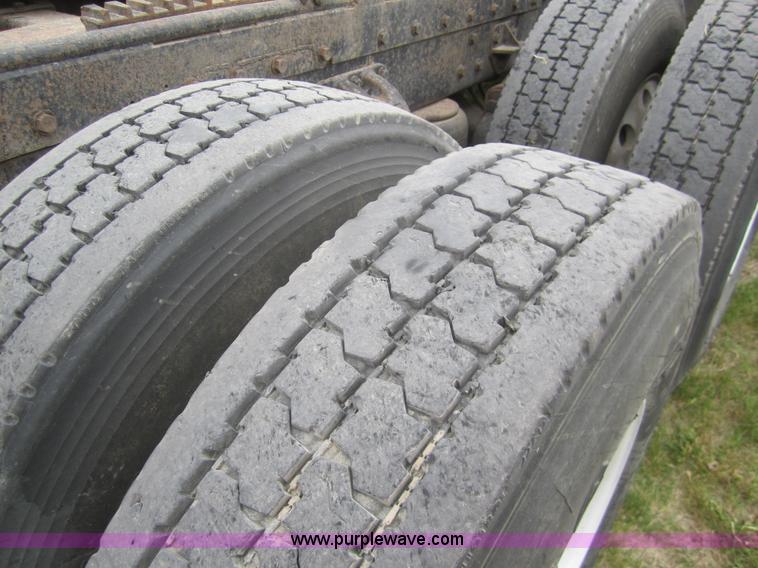 image for item 3092 1994 Peterbilt 379 semi truck