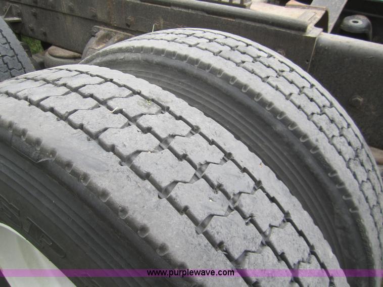 image for item 3092 1994 Peterbilt 379 semi truck