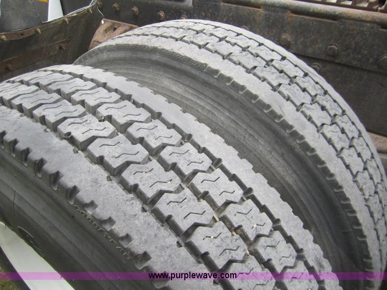 image for item 3092 1994 Peterbilt 379 semi truck