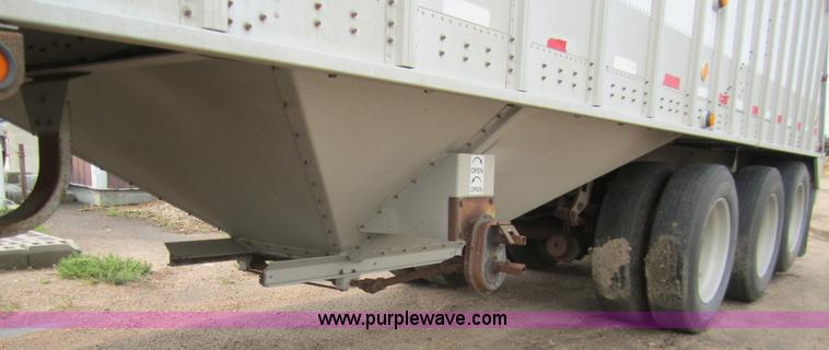 image for item 3136 1995 Cornhusker 800 grain trailer