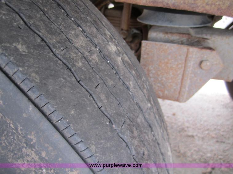 image for item 3136 1995 Cornhusker 800 grain trailer