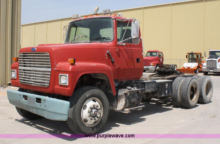 image for item 4987 1997 Ford L9000 semi truck