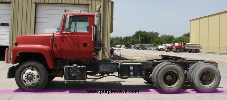 image for item 4987 1997 Ford L9000 semi truck