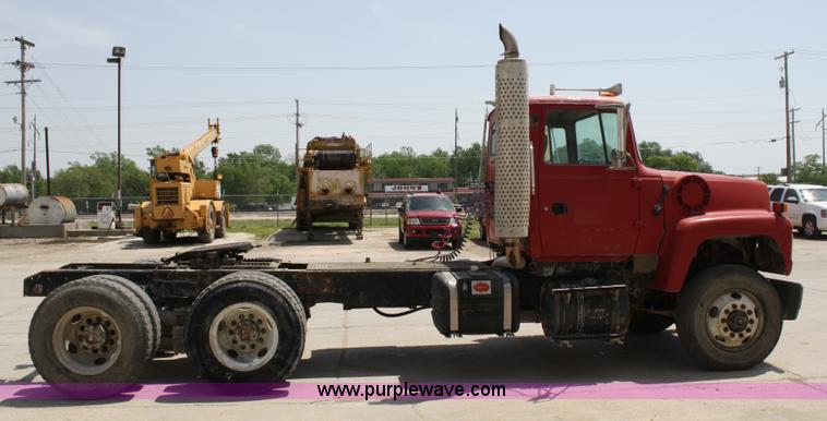 image for item 4987 1997 Ford L9000 semi truck