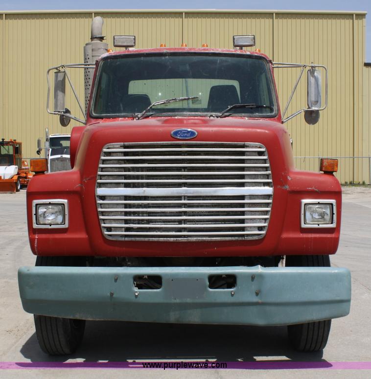image for item 4987 1997 Ford L9000 semi truck