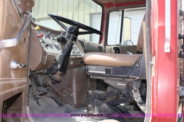 image for item 4987 1997 Ford L9000 semi truck