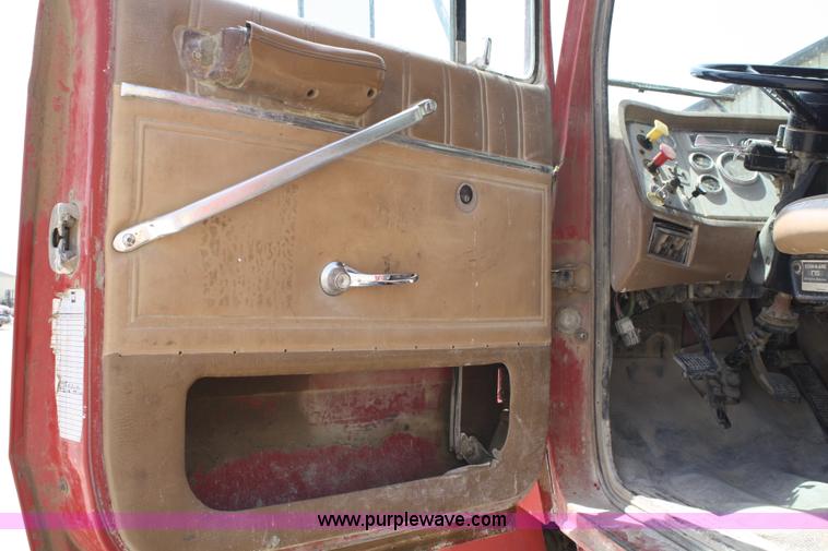 image for item 4987 1997 Ford L9000 semi truck