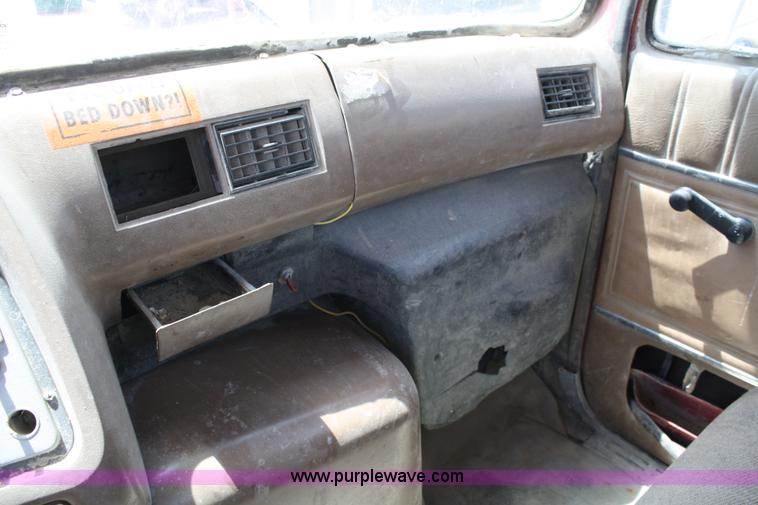 image for item 4987 1997 Ford L9000 semi truck