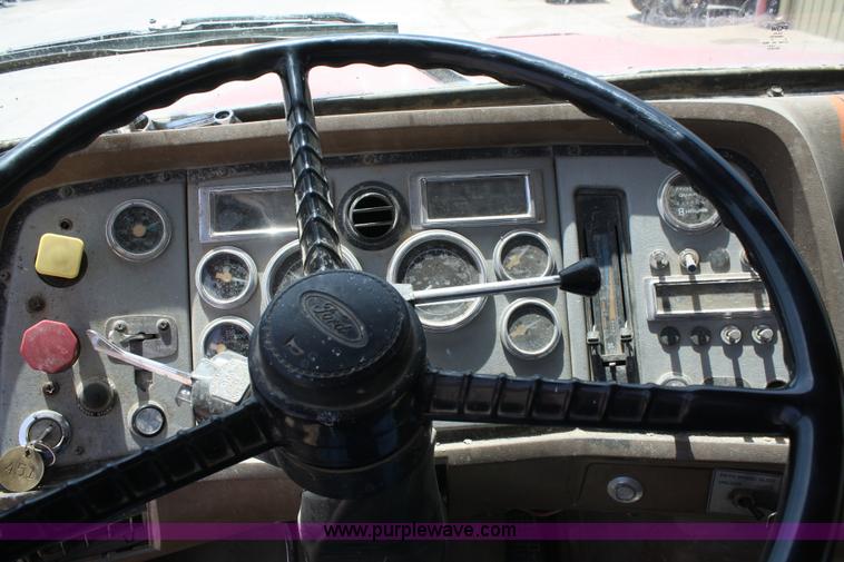 image for item 4987 1997 Ford L9000 semi truck