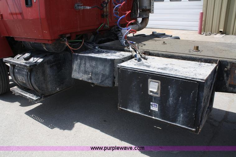 image for item 4987 1997 Ford L9000 semi truck