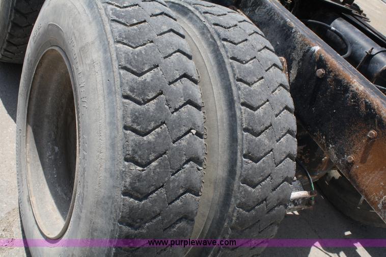 image for item 4987 1997 Ford L9000 semi truck