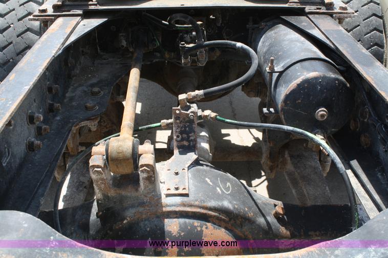 image for item 4987 1997 Ford L9000 semi truck