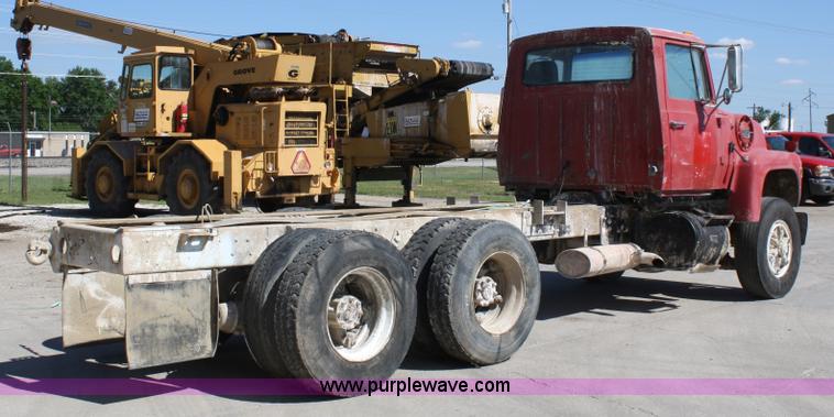 image for item 5035 1984 Ford LT8000 semi cab and chassis