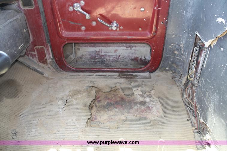 image for item 5035 1984 Ford LT8000 semi cab and chassis