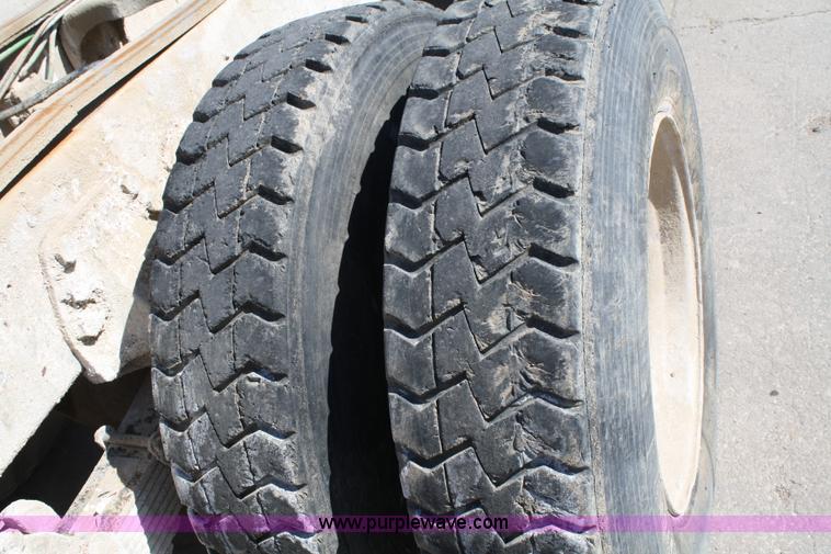 image for item 5035 1984 Ford LT8000 semi cab and chassis