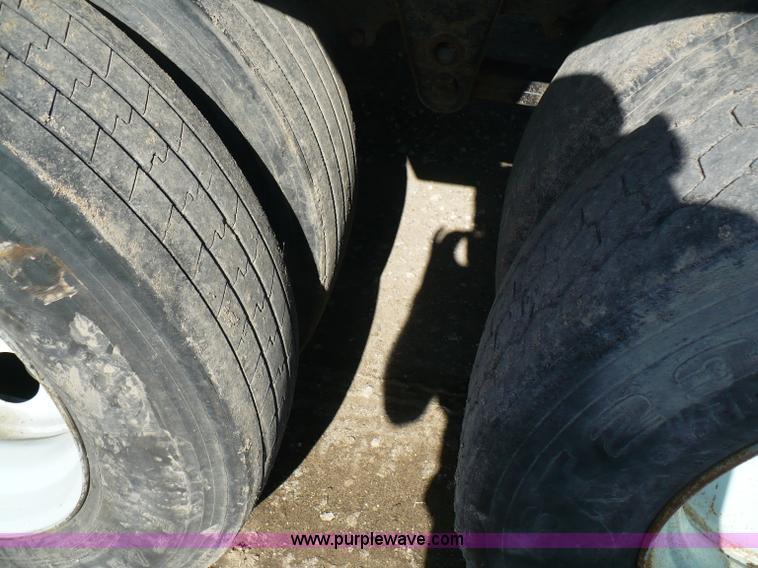 image for item 5887 1989 Brent 42' grain trailer