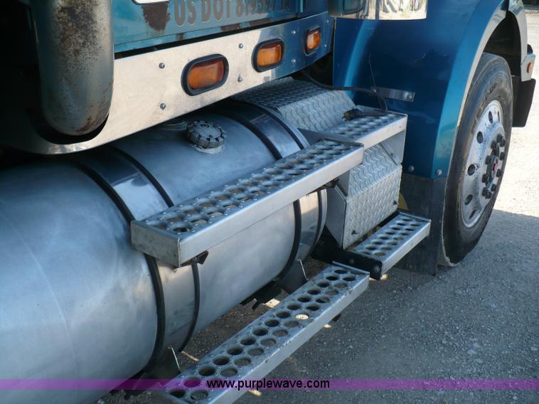 image for item 5893 1993 Western Star 4900 semi truck