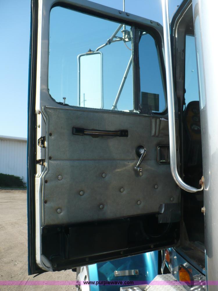 image for item 5893 1993 Western Star 4900 semi truck