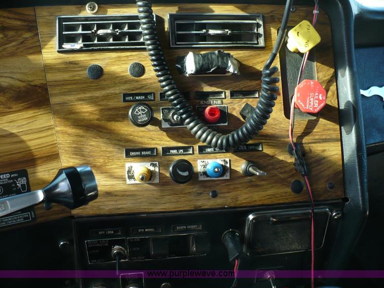 image for item 5893 1993 Western Star 4900 semi truck