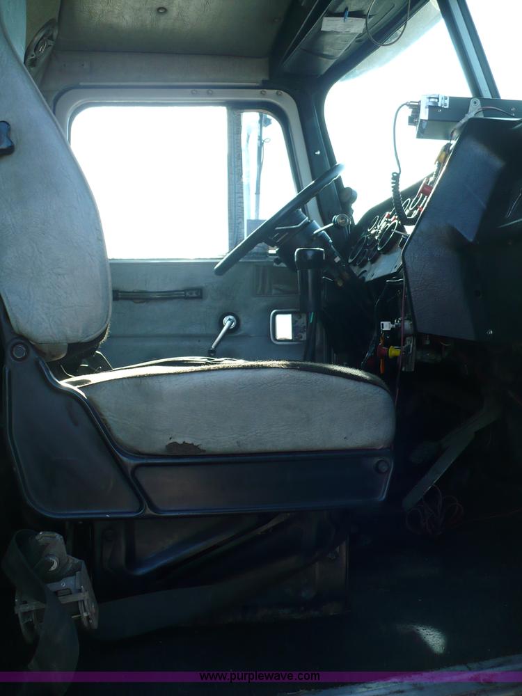 image for item 5893 1993 Western Star 4900 semi truck