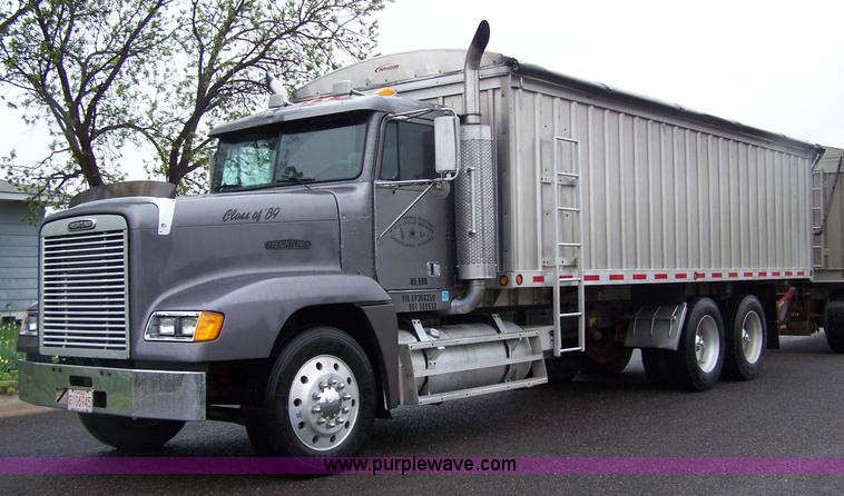 image for item 7371 1989 Freightliner FLD120 truck with dump bed