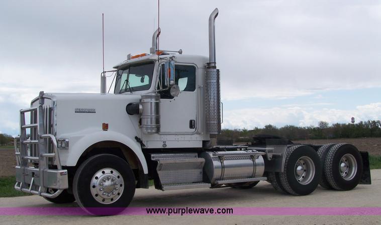 image for item 7419 2003 Kenworth W900B semi truck