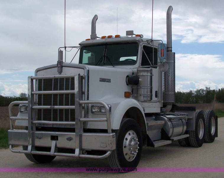 image for item 7419 2003 Kenworth W900B semi truck
