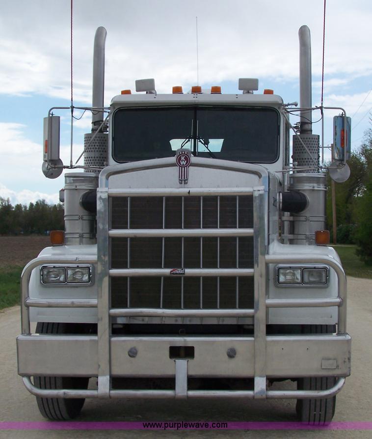 image for item 7419 2003 Kenworth W900B semi truck